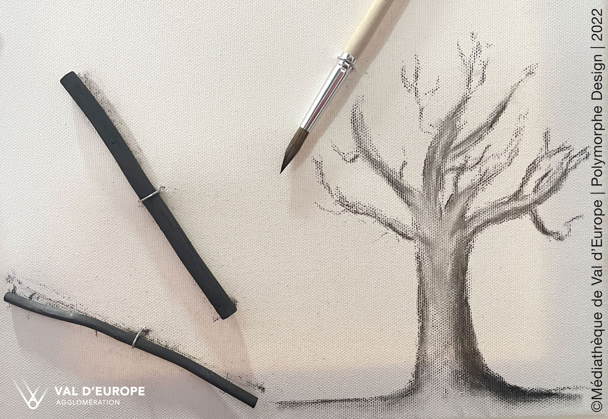 Fusain, bambou, chassis de toile et cadre. Le bois est tr&egrave;s pr&eacute;sent dans l'atelier du peintre.